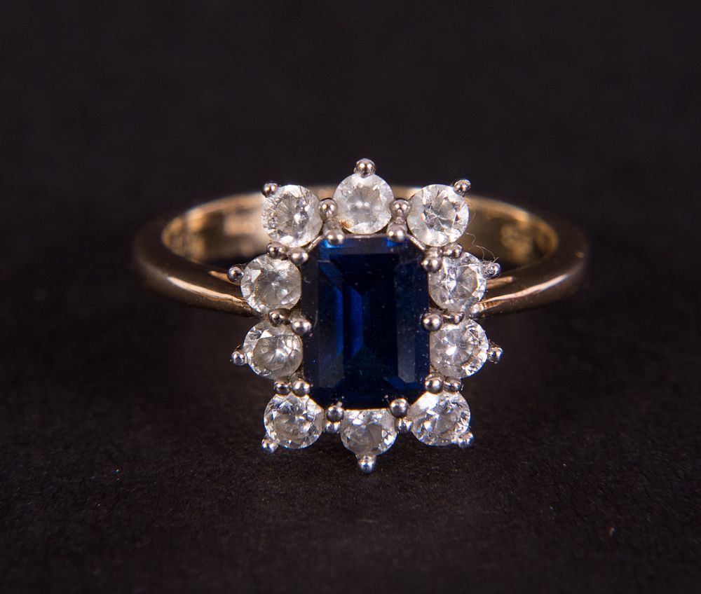 9 ct Gold Dress Ring, with Centre Sapphire